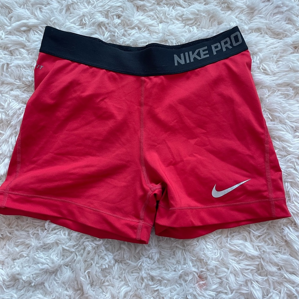 Red Nike pro’s size M